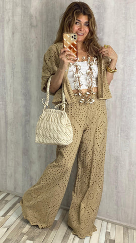 Collar Camel con flores blancas