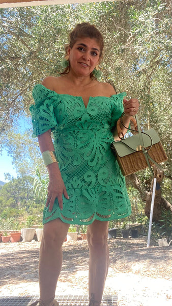 Vestido troquelado en verde vivo