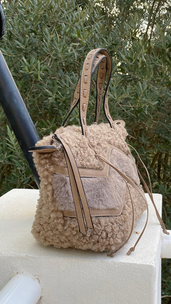 Bolso efecto borreguito color topo
