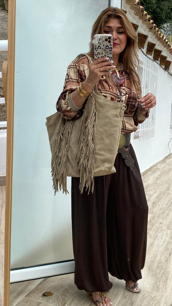 Bolso blanco roto con fleco y tachas de antelina