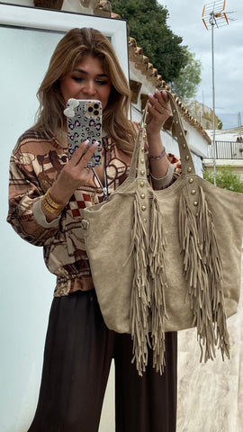 Bolso blanco roto con fleco y tachas de antelina