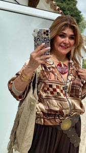 Chaqueta bomber satinada estampada