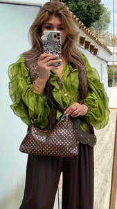 Bolso de polipiel marrón chocolate con tachas en plateado