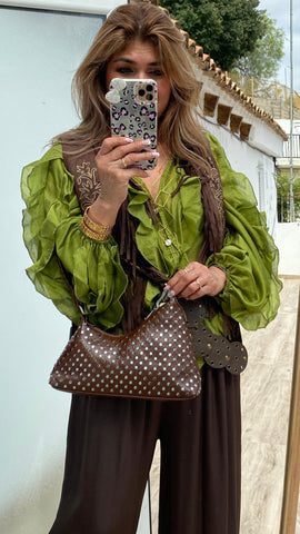 Bolso de polipiel marrón chocolate con tachas en plateado