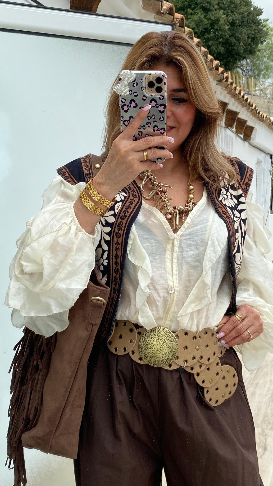 Cinturón de polipiel beige con tachas