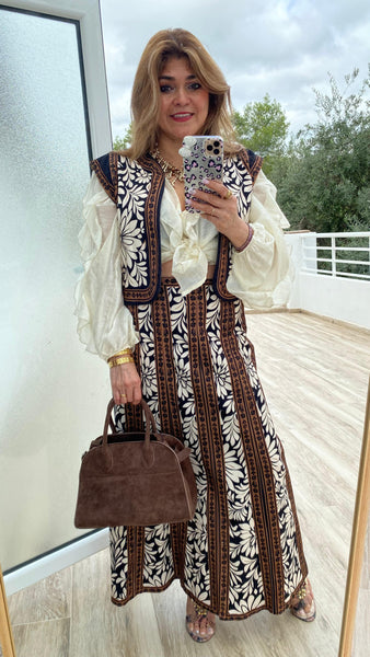 Conjunto de falda y chaleco estampado