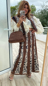 Conjunto de falda y chaleco estampado