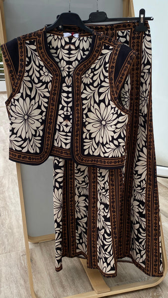 Conjunto de falda y chaleco estampado