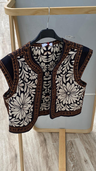 Conjunto de falda y chaleco estampado