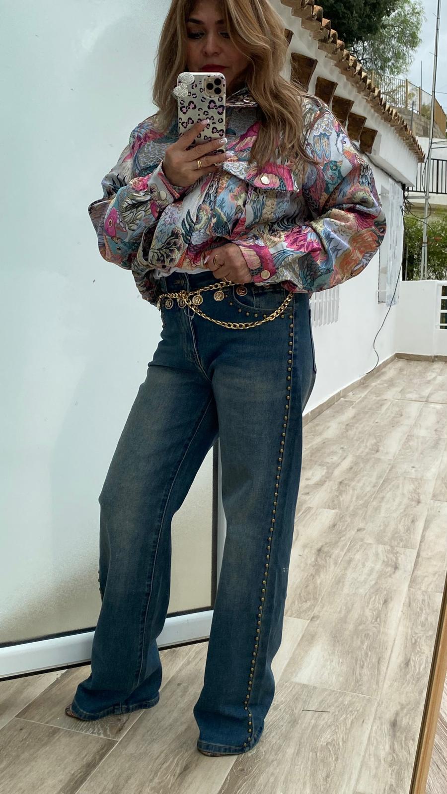 Pantalón vaquero azul efecto lavado con tachas