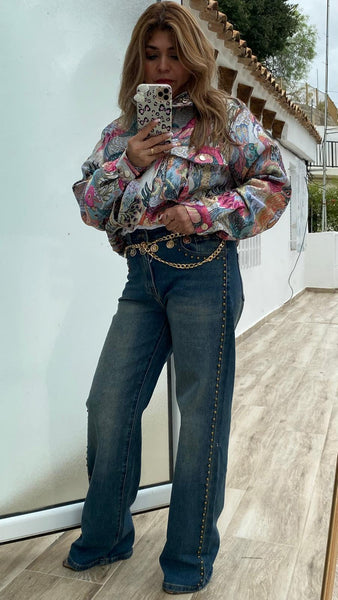 Pantalón vaquero azul efecto lavado con tachas