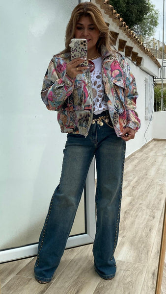 Pantalón vaquero azul efecto lavado con tachas