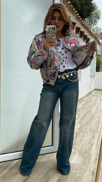 Pantalón vaquero azul efecto lavado con tachas