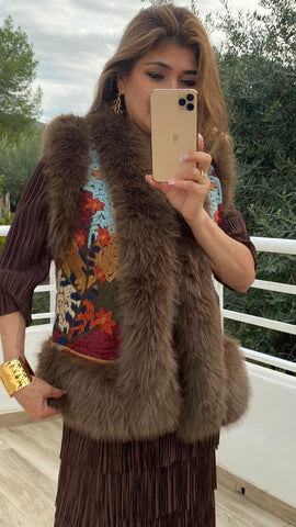 Chaleco bordado Camila con pelo natural