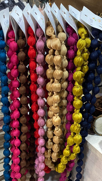 Collar bolas de seda color rosa fuerte