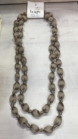 Collar bolas de seda en color topo