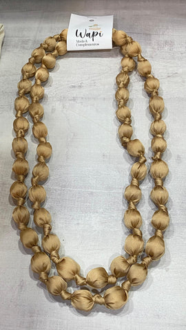 Collar bolas de seda en beige