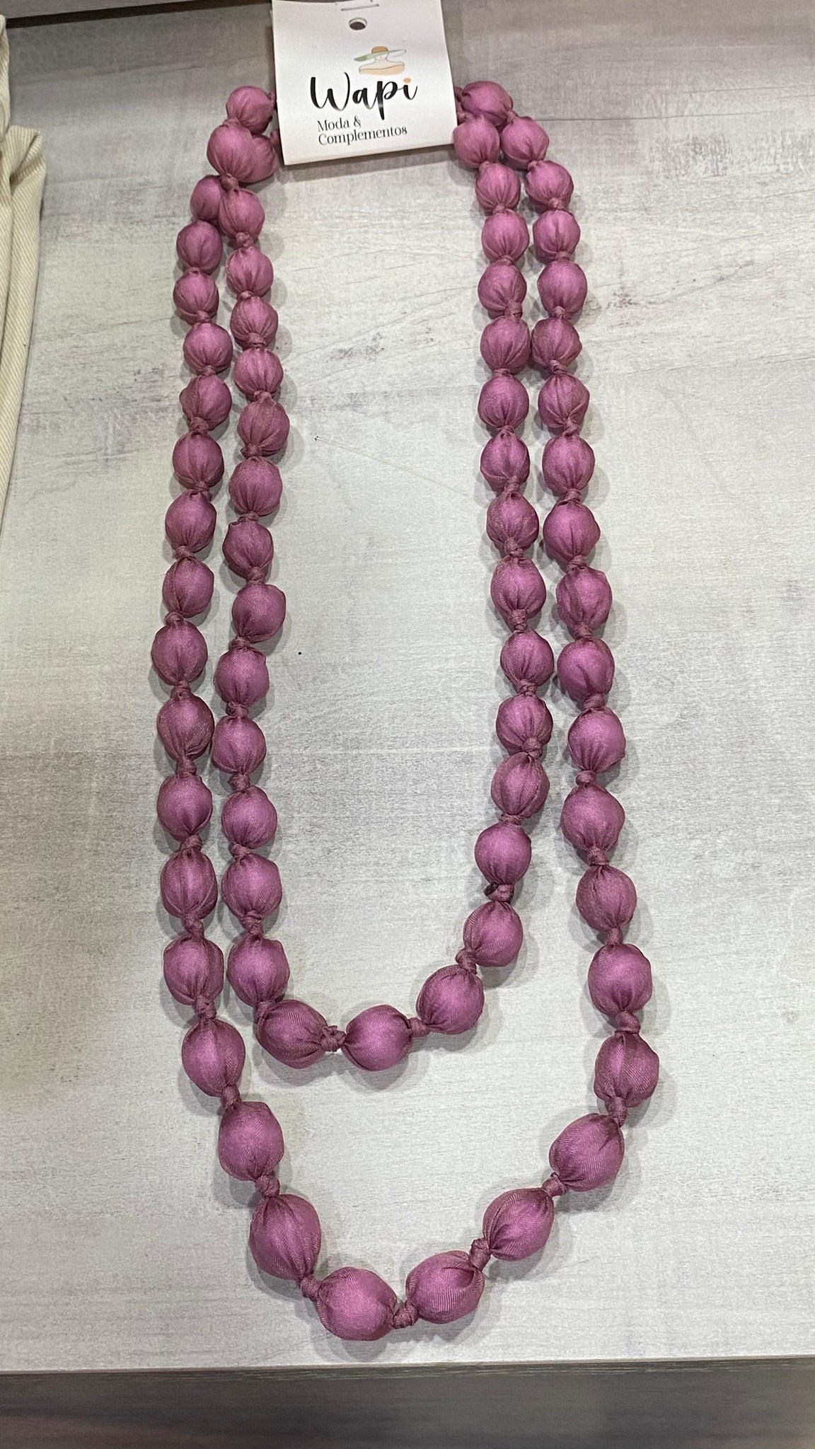 Collar bolas de seda color rosa fuerte