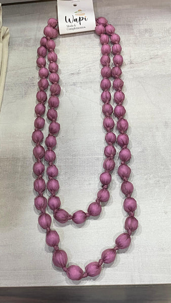 Collar bolas de seda color rosa fuerte