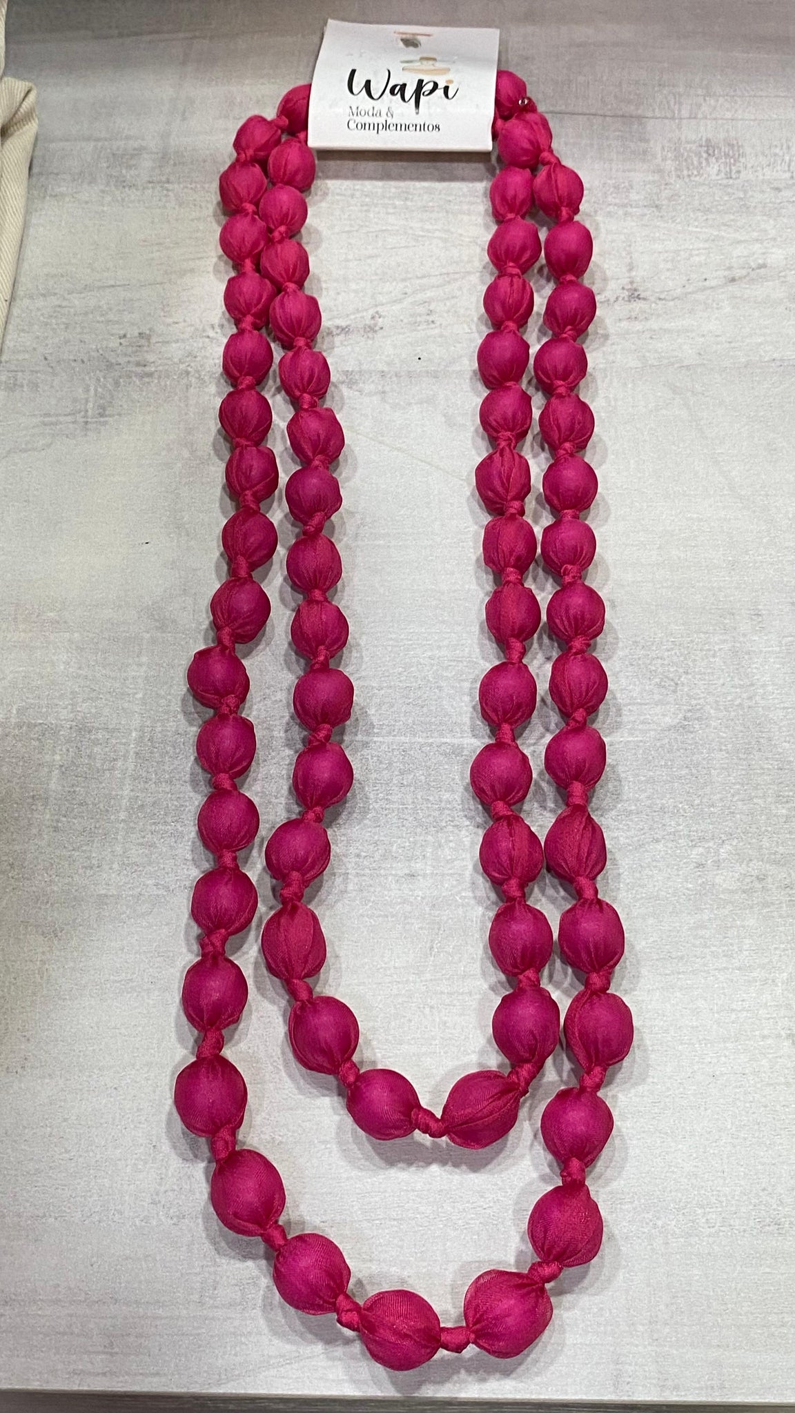 Collar bolas de seda en fucsia