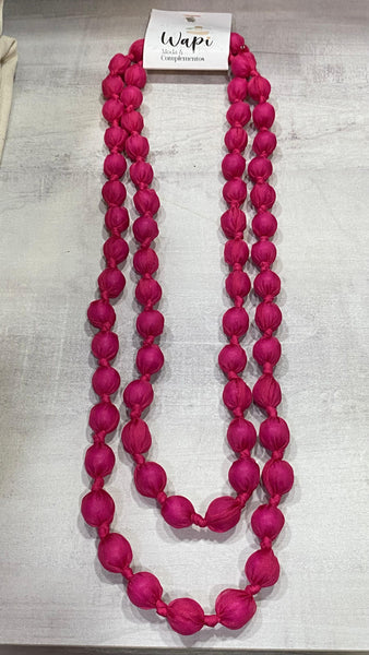 Collar bolas de seda en fucsia