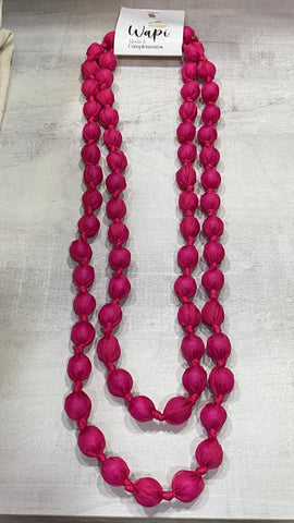 Collar bolas de seda en fucsia