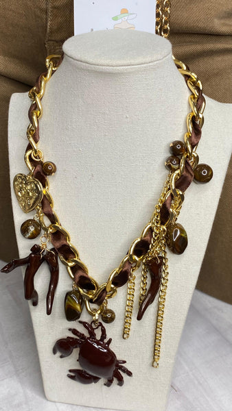 Collar cadena de metal dorado con detalles en marrón chocolate