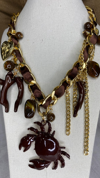 Collar cadena de metal dorado con detalles en marrón chocolate