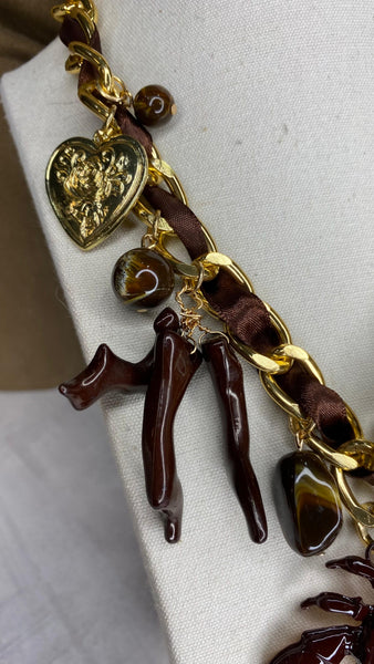 Collar cadena de metal dorado con detalles en marrón chocolate