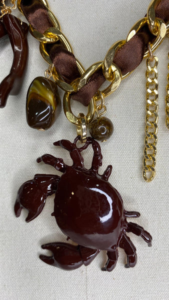 Collar cadena de metal dorado con detalles en marrón chocolate