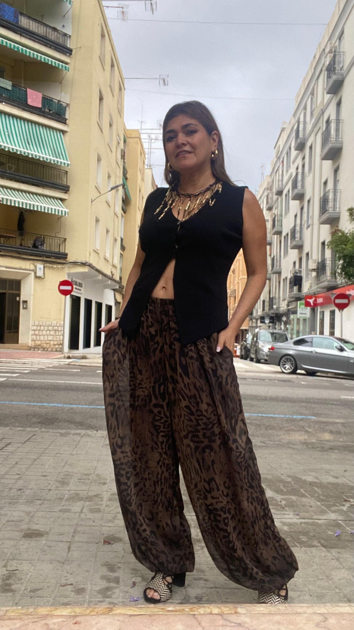 Pantalón bombacho de gasa animal print en tonos marrón