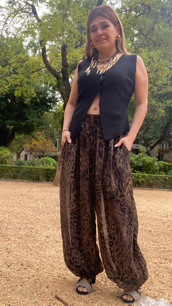 Pantalón bombacho de gasa animal print en tonos marrón