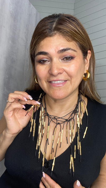 Collar dorado corto combinado en piel