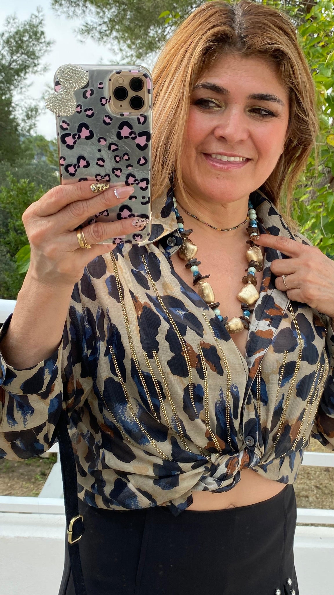 Collar de bolas irregulares combinado en tonos azules y dorados