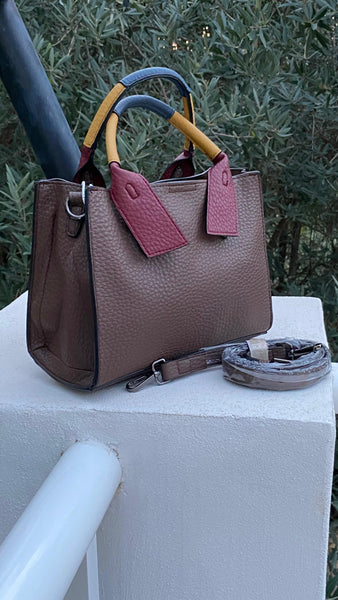 Bolso pequeño de polipiel marrón chocolate con asas de colores