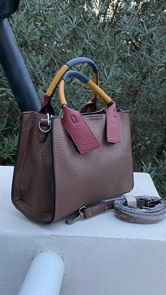 Bolso pequeño de polipiel marrón chocolate con asas de colores