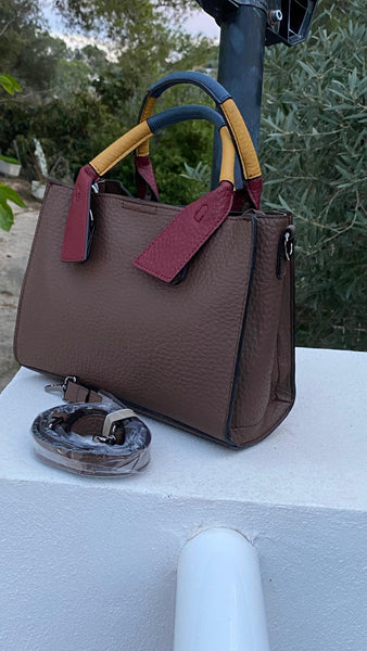 Bolso pequeño de polipiel marrón chocolate con asas de colores