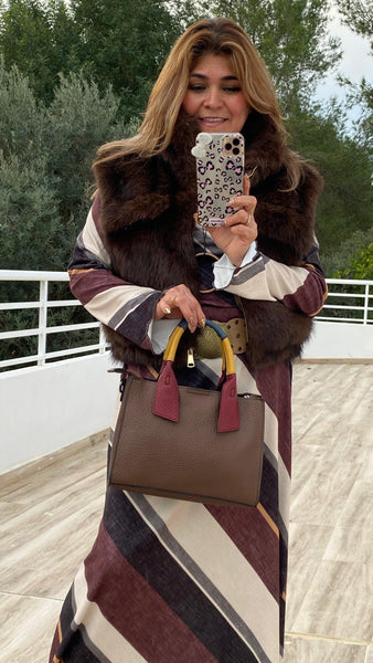 Bolso pequeño de polipiel marrón chocolate con asas de colores