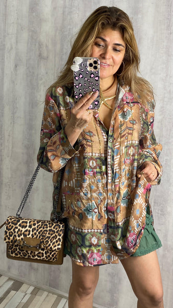 Camisa con brillos Camel y tonos verdes