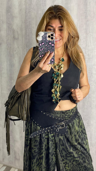 Cinturón negro con tachas