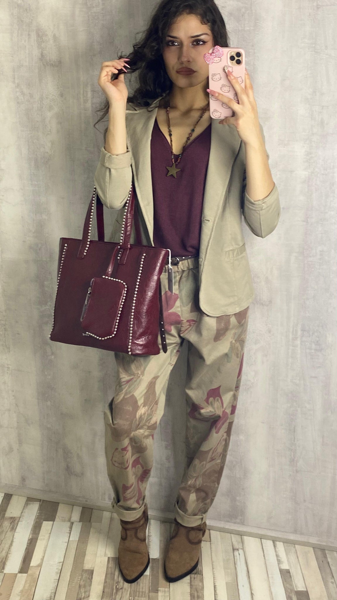 Bolso granate de polipiel con tachas