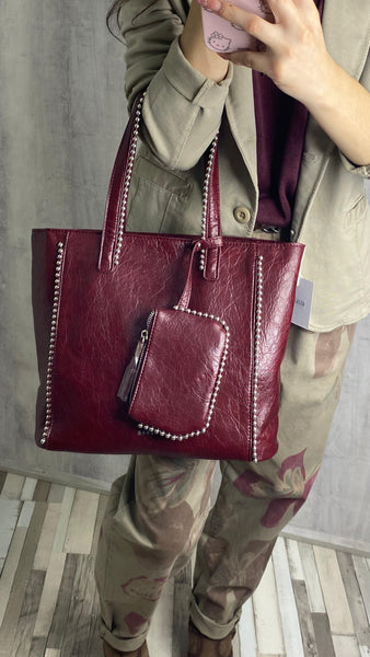 Bolso granate de polipiel con tachas