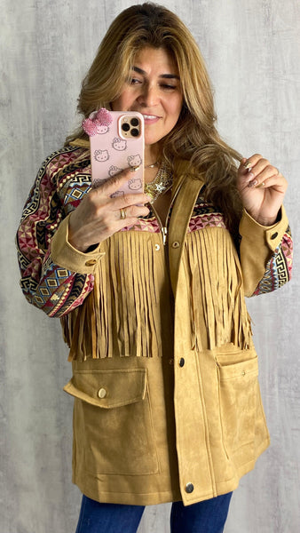Chaqueta con flecos camel de antelina y bordados étnicos