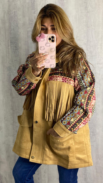 Chaqueta con flecos camel de antelina y bordados étnicos