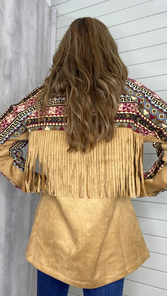 Chaqueta con flecos camel de antelina y bordados étnicos