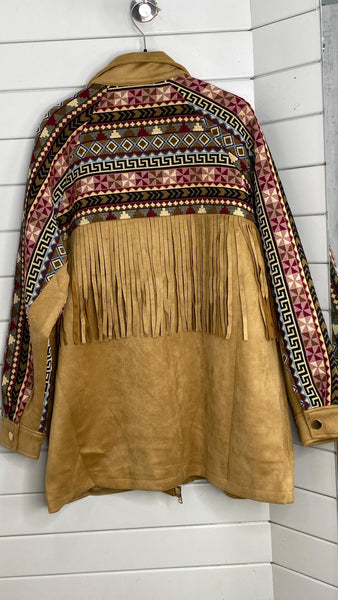 Chaqueta con flecos camel de antelina y bordados étnicos