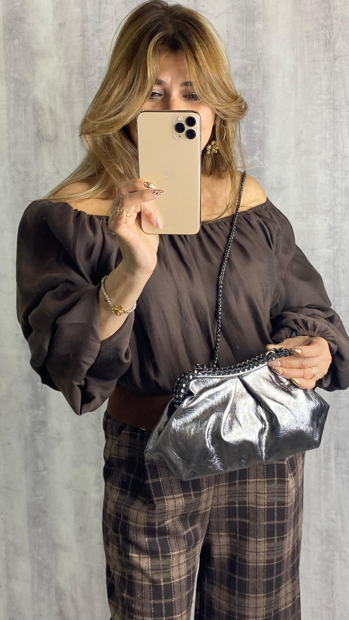 Bolso de mano en gris plata con pedrería