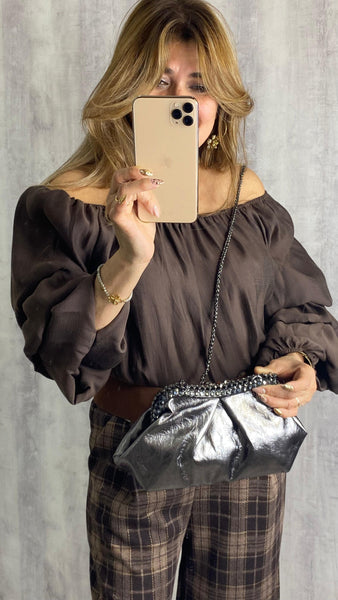 Bolso de mano en gris plata con pedrería