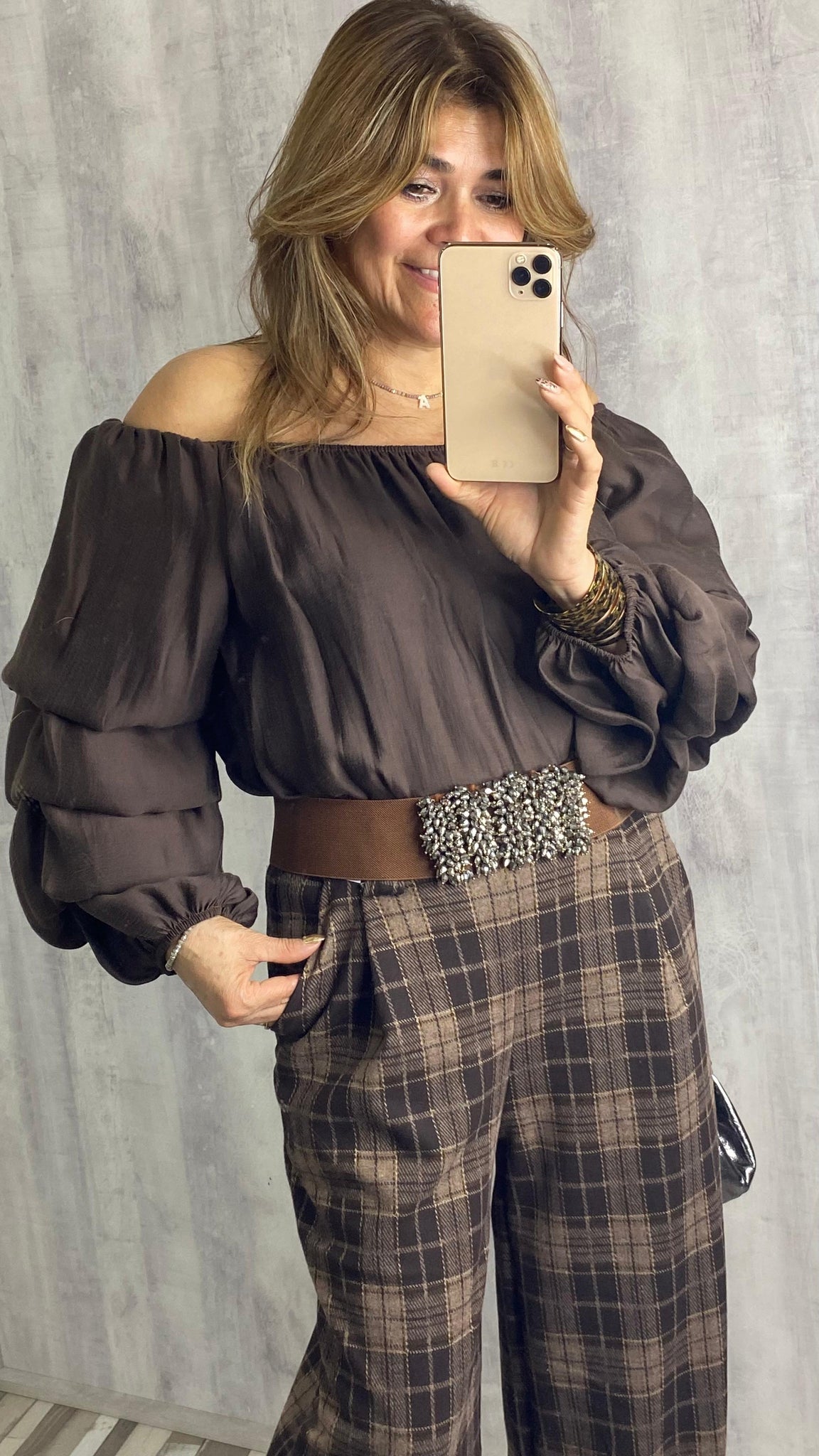 Blusa marrón chocolate con goma en el escote