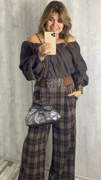 Blusa marrón chocolate con goma en el escote